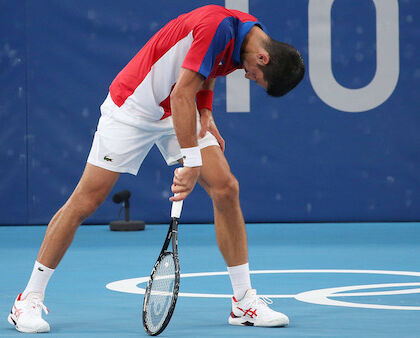 Il padre di Djokovic: «Tengono mio figlio prigioniero». La Serbia convoca l’ambasciatore australiano