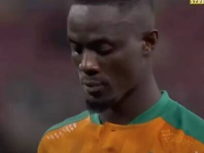 Il rigore no look di Bailly che ha fatto infuriare i tifosi della Costa d’Avorio (eliminata) – VIDEO