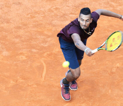 Kyrgios colpisce un bambino con una pallata, lo fa piangere e poi gli regala una racchetta (VIDEO)