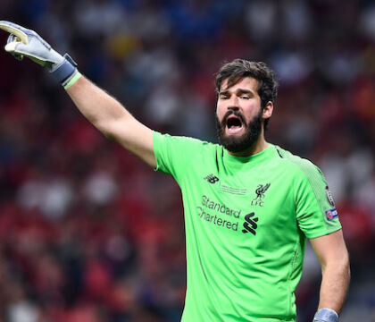 Lo strano caso di Alisson: espulso due volte in una partita, il Var l’ha graziato in entrambi i casi – VIDEO