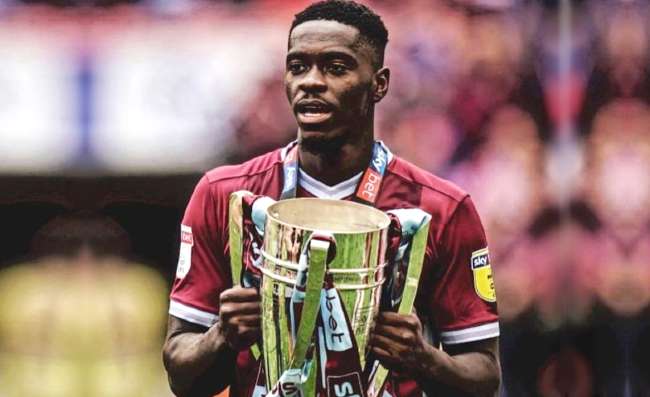 SKY – Tuanzebe ha firmato con il Napoli. Venerdì sosterrà le visite mediche