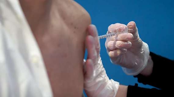 UFFICIALE – Covid, nuovo decreto: obbligo vaccinale per over 50, green pass per negozi e servizi
