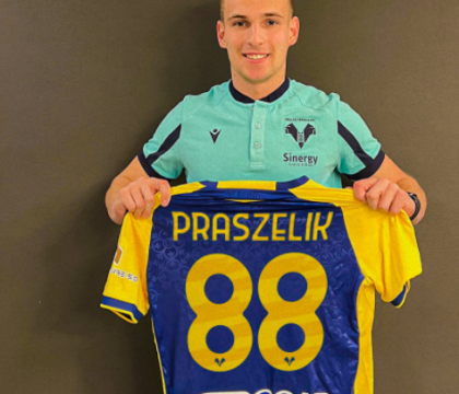 Verona, Praszelik sceglie la maglia 88 perché la 8 non c’è e gli ultras di destra festeggiano: «Uno di noi»