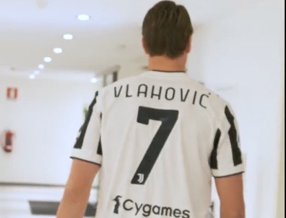 Vlahovic juventino perfetto, la Asl Toscana: «Ha violato la quarantena, rilevanza penale»