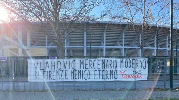 FOTO – Fiorentina, altro striscione dei tifosi contro Vlahovic: “Di Firenze nemico eterno”