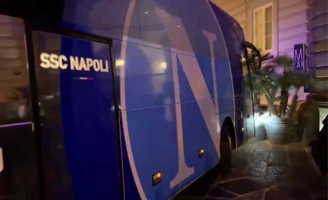 Pullman del Napoli arriva allo Stadium. Piovono insulti: “Mer*e!” (VIDEO)