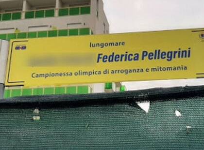 A Jesolo scritte contro Federica Pellegrini, Zaia: «Bruttissimo gesto, oltre che un reato»