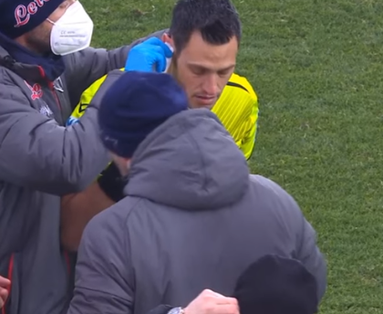 Ebuehi ha coronato il sogno di ogni tifoso: dare una capata all’arbitro