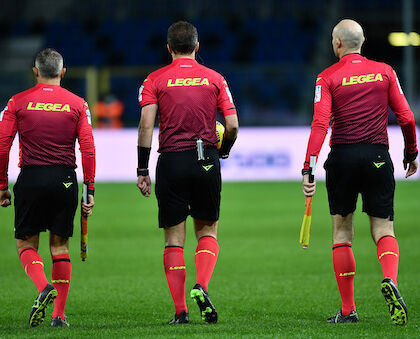 Insulti e battute razziste, il potentissimo capo degli arbitri inglesi bullizzava i suoi sottoposti