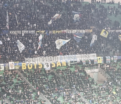 Inter-Roma, San Siro accoglie Mourinho con striscioni e cori: «Bentornato a casa, Josè»