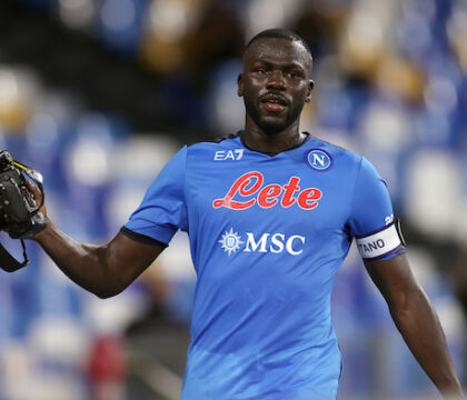 Koulibaly consola un calciatore dell’Egitto dopo la sconfitta. La Coppa d’Africa lo celebra: «Il capitano» – VIDEO