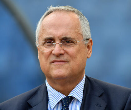 La contestazione dei tifosi della Lazio: “Vergogna”, lo striscione contro Lotito