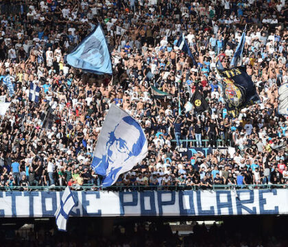 Ora che c’è la sfida-scudetto con l’Inter, i tifosi del Napoli tornano allo stadio (prezzi bassi)