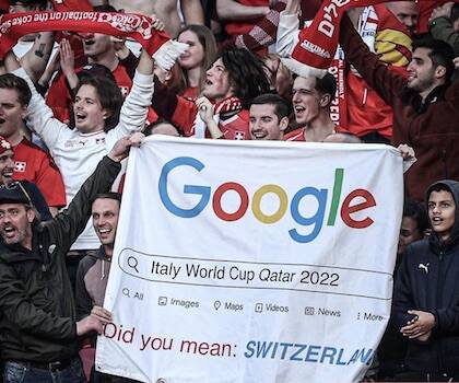 Lo striscione con cui i tifosi svizzeri perculano l’Italia per i Mondiali