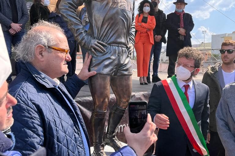 Statua per Maradona ad Acerra, il gesto di Diego è immortale: FOTO E VIDEO