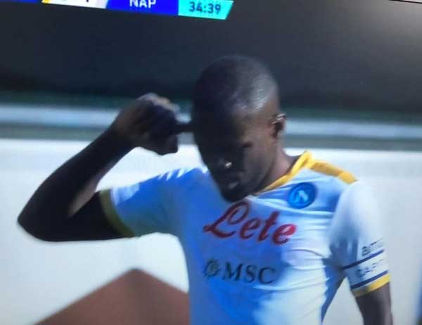 Verona-Napoli, cori razzisti a Osimhen e Koulibaly. Il gesto del senegalese sfuggito alle telecamere