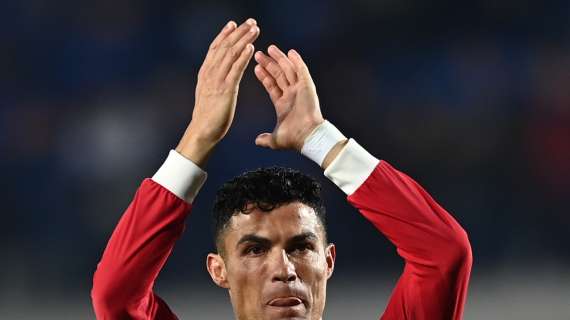 Ad Anfield tutti vicini al dolore di Ronaldo: lutto al braccio e applauso per sostenere CR7