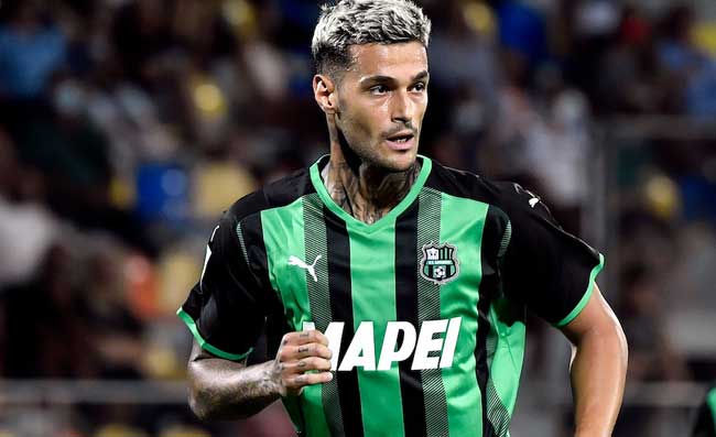 Scamacca aspetta Napoli e Inter. Intanto ha rinnovato col Sassuolo fino al 2026