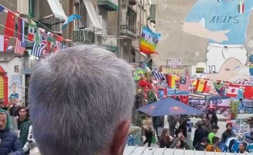 VIDEO – Mou rende omaggio a Diego: il portoghese in visita al murales ai Quartieri Spagnoli