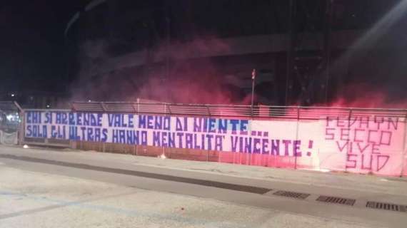 FOTO – “Chi si arrende vale meno di niente…”, striscione degli Ultras fuori alla Curva B