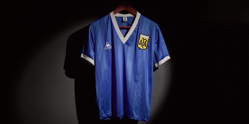 Maradona, la maglia della ‘Mano de Dios’ finisce all’asta: l’annuncio di Sotheby’s