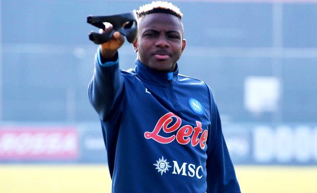 Osimhen tranquillizza tutti: “Cari napoletani, ci vediamo domenica”. Sarà in campo con la Fiorentina