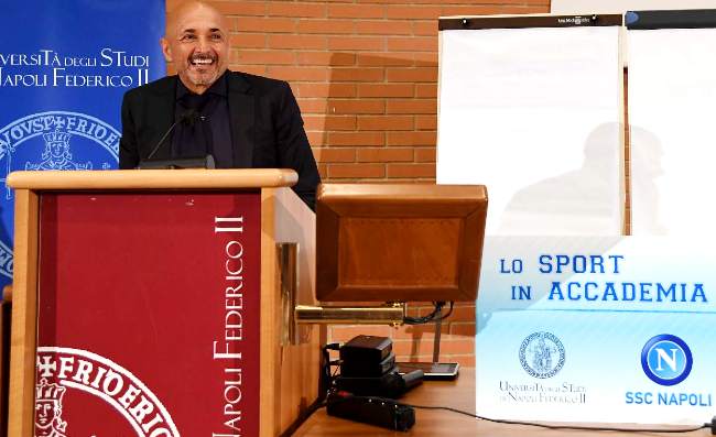 Spalletti: “Sono uno sciamano, tiro a vivere”. Le frasi che hanno incantato gli studenti