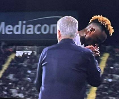 Fiorentina-Roma, Abraham bacia la mano a Mourinho dopo la sostituzione