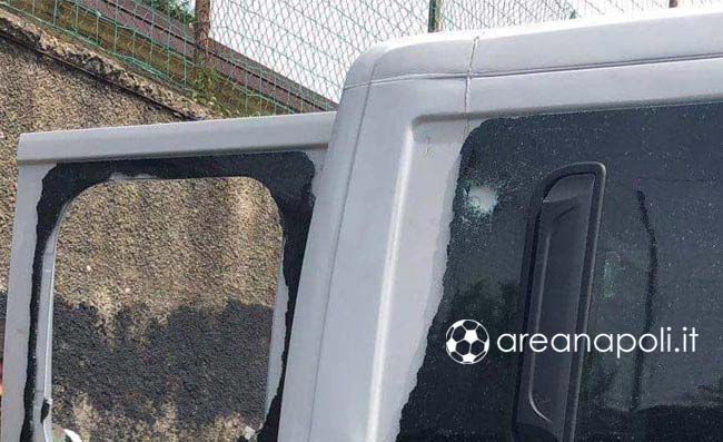La Spezia, tifosi del Napoli parte lesa: minivan sfondato e pericoloso lancio di oggetti (FOTO ESCLUSIVE)