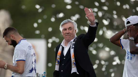 VIDEO – Il balletto con Vinicius, lo scherzo a Benzema e la foto col sigaro: Ancelotti mattatore a Madrid
