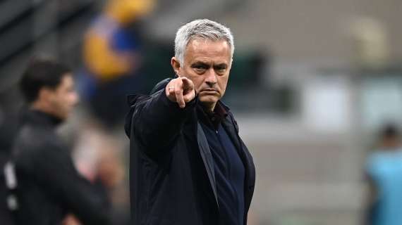 “Nel 2022 si può segnare in fuorigioco”. Mourinho attacca, la Lazio replica con un duro comunicato