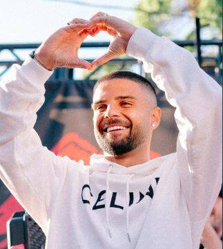 Cori e cuori disegnati con le mani: un’accoglienza da star per Lorenzo Insigne a Toronto (VIDEO)