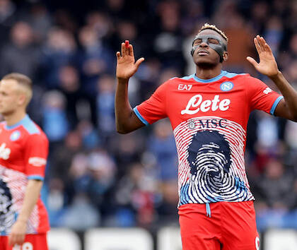 Gazzetta: Osimhen resterà a Napoli. Nessuna offerta dalle big europee e lui vuole la Champions