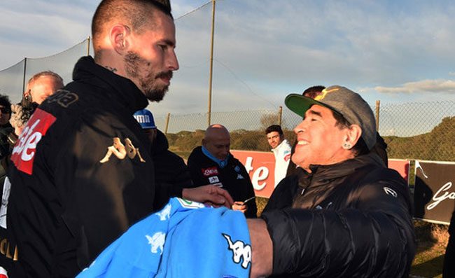 Hamsik da brividi, Marek ai Quartieri Spagnoli per rendere omaggio a Maradona (FOTO)