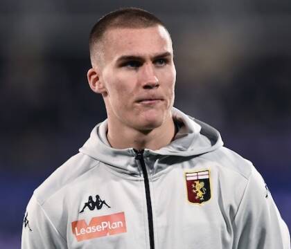 Il Napoli frena su Ostigard: il Brighton spinge per la cessione definitiva, Giuntoli per il prestito