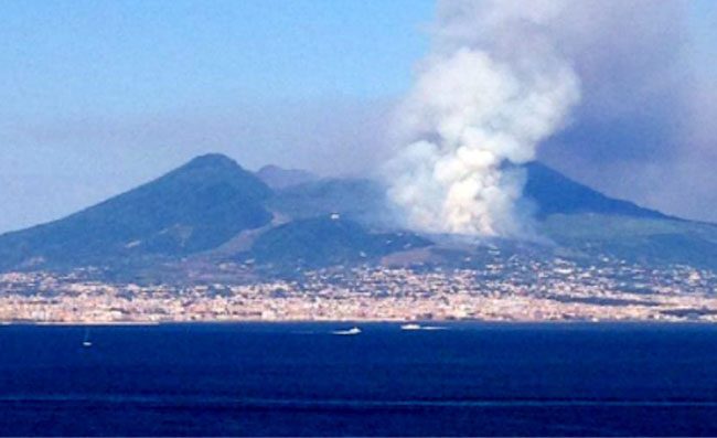 “Episodio gravissimo sul Vesuvio”, la Regione convoca il presidente del Parco