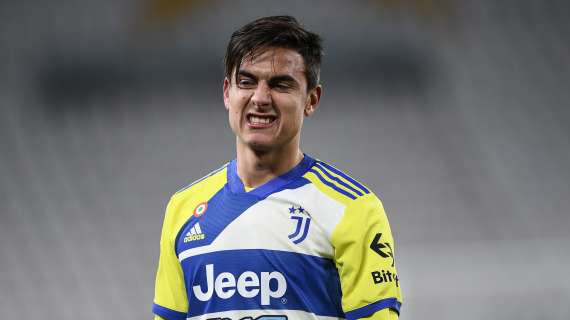 FOTO – Dybala con la maglia della Roma assiste dalla tribuna alla sconfitta con lo Sporting