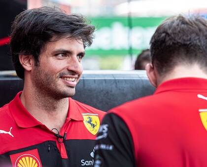 Il papà di Sainz: «Mio figlio e Leclerc sono i primi a sapere che il team dovrà puntare su uno»