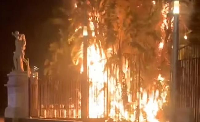 Paura a Napoli, incendio a Posillipo: a rischio Fatebenefratelli e abitanti di Fuorigrotta