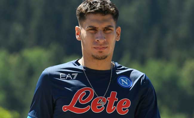 Mathias Olivera ammira il panorama di Napoli. L’uruguaiano è estasiato (VIDEO)