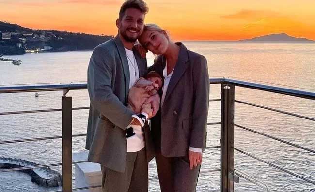Mertens e Kat, festa d’addio a Capri con una torta: “Grazie di tutto” (FOTO)