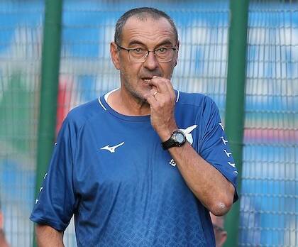 Sarri: «Perché dovrei scegliere io il terzino sinistro della Lazio? C’è chi lo fa di mestiere»