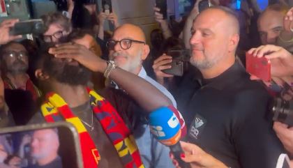 Umtiti si commuove di fronte ai tifosi del Lecce in delirio (VIDEO)