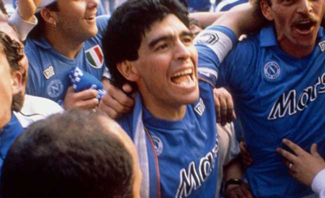 Ajax-Napoli è (anche) Cruijff-Maradona, il post su Twitter: “Intanto in paradiso…”