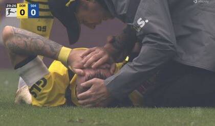 Borussia-Schalke, brutto infortunio per Marco Reus. Lascia il campo in barella (VIDEO)