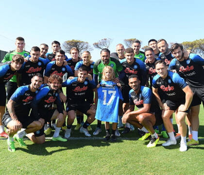 Il bimbo costretto a indossare la maglia del Napoli alla rovescia a Firenze ospite al Training Center