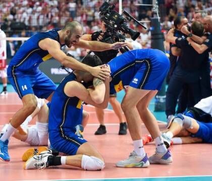 Le zuffe del calcio e le imprese di basket e pallavolo: due mondi che non si parlano