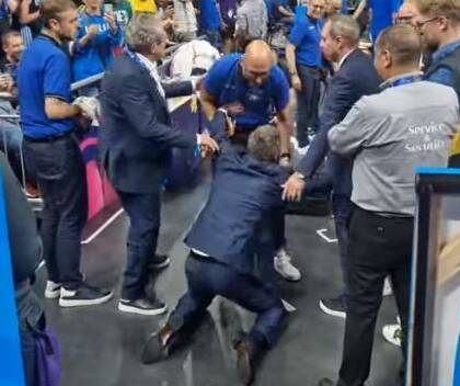 Serbia-Italia: Pozzecco show. Espulso, torna a bordo campo e si inginocchia davanti ai suoi (VIDEO)
