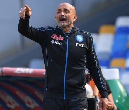 Spalletti: «È uno spasso allenare questo Napoli. Perché in Italia non si riesce a giocare in stadi così?»