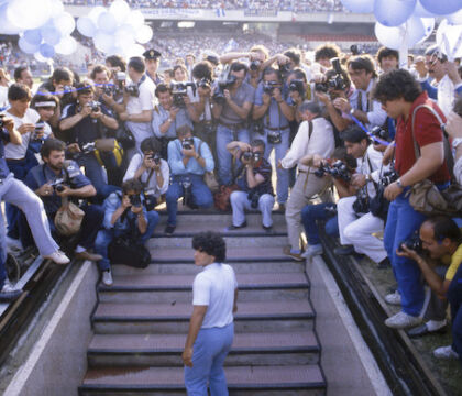 “Santo Diego”, su Raiplay “Ossi di Seppia” racconta l’arrivo di Maradona a Napoli